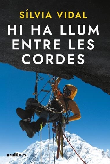 HI HA LLUM ENTRE LES CORDES | 9788411731270 | SILVIA VIDAL MARTI